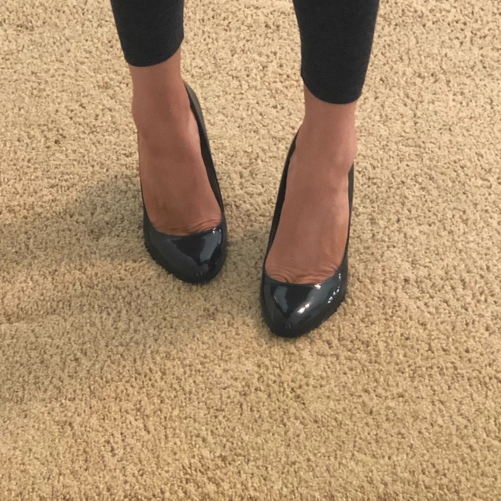 Navy patent round toe heel. Size 8